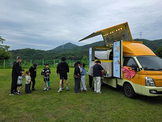 야외, 잔디, 하늘, 교통이(가) 표시된 사진

AI 생성 콘텐츠는 정확하지 않을 수 있습니다.