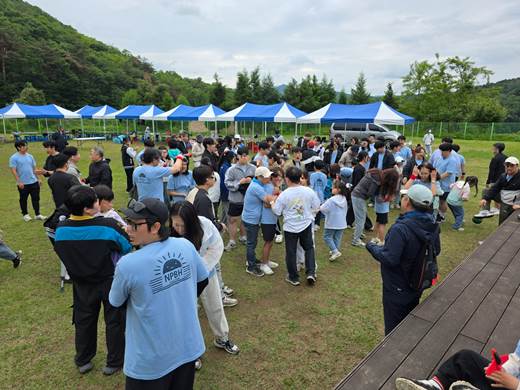 야외, 의류, 하늘, 잔디이(가) 표시된 사진AI 생성 콘텐츠는 정확하지 않을 수 있습니다.